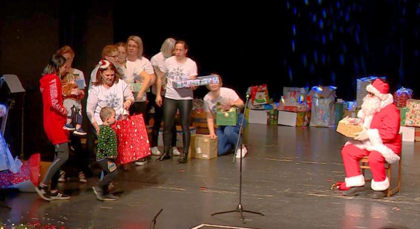 Kétszáz vásárhelyi gyermeket ajándékoztak meg az Aldi dolgozói