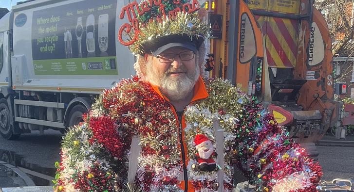 Imádja az internet népe a kukást, aki extrém karácsonyi szettben végzi munkáját