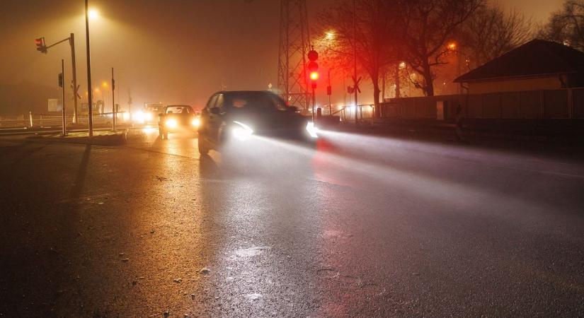 Köd előttem, köd mögötte – ezért életveszélyes a téli vezetés, az autósok többsége még a lámpát is rosszul használja