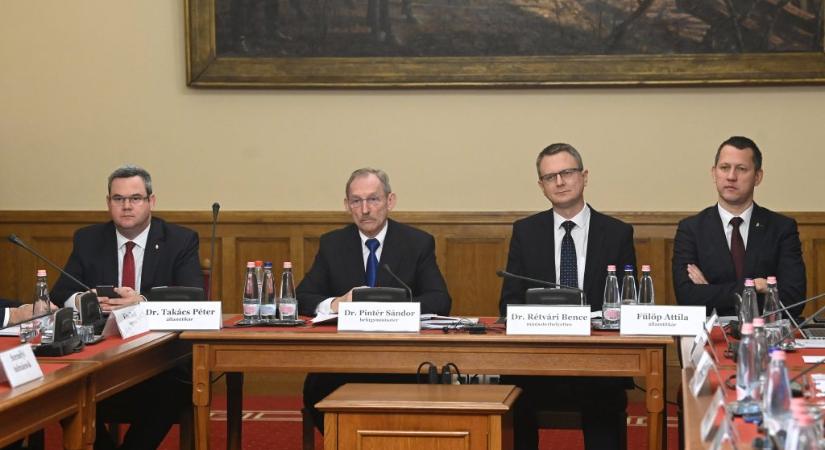 Egyelőre nem tudja visszavonni a kormány a Szőlő utcai rémet fedező nevelőnő kitüntetését