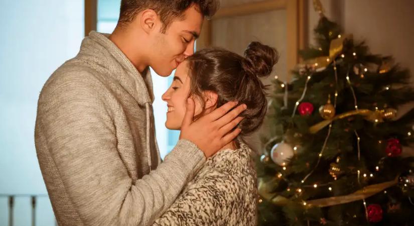 Miért kell csókolózni a fagyöngy alatt? Ez áll a hagyomány mögött