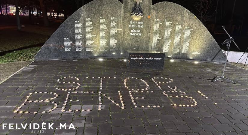 Fáklyákkal a kollektív bűnösség ellen – megtartották az „Ártatlanság menetét” Dunaszerdahelyen