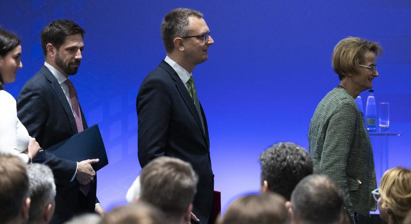 Rétvári már ott tart fejben, hogy a kommunista, állampárti, elnyomó Magyar Péter ellen küzd a szegény, betiltott, ellenzéki Fidesz