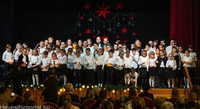 Ünnepre hangoló dallamok csendültek fel a Zeneiskola növendékeinek és pedagógusainak előadásában