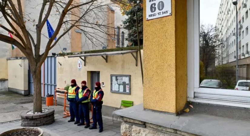 A Szőlő utcai javítóintézet letartóztatott nevelőjének kitüntetését csak jogerős ítélet után lehet visszavonni