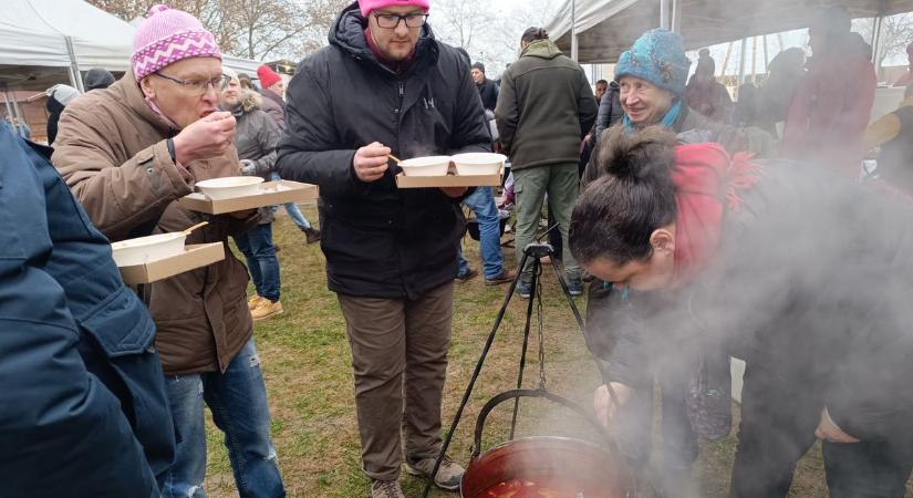 Alaplé, meg gyufatészta? Ugyan már! Zamárdiban gyűltek össze a legjobb balatoni halászléfőzők