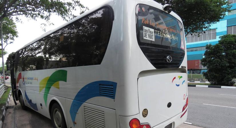 Tömeges bírságolás: „kukucskáló buszokkal” figyelik az autósokat a rendőrök