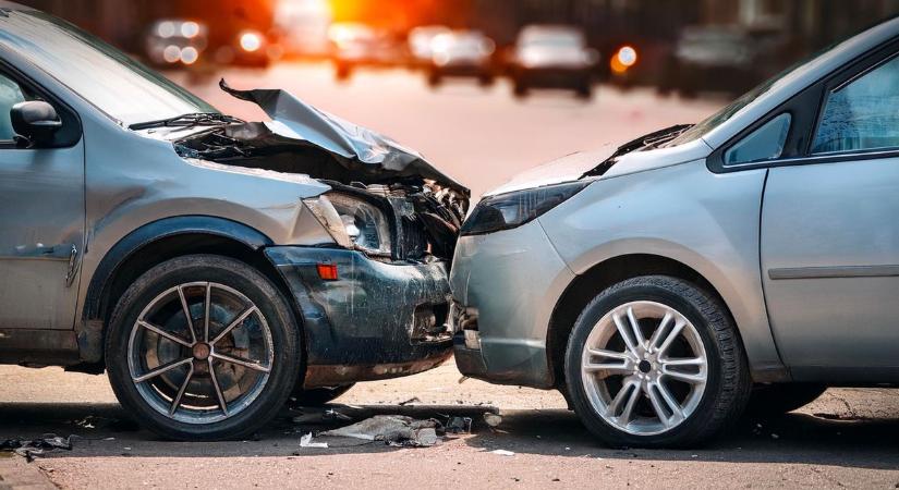 Karambol a rajkai határátkelőnél - Két kocsi ütközött, mentő is a helyszínen