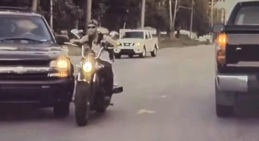 Valamit nem jól csináltál, ha egy szabályos motoros letépi a kocsid lökhárítóját