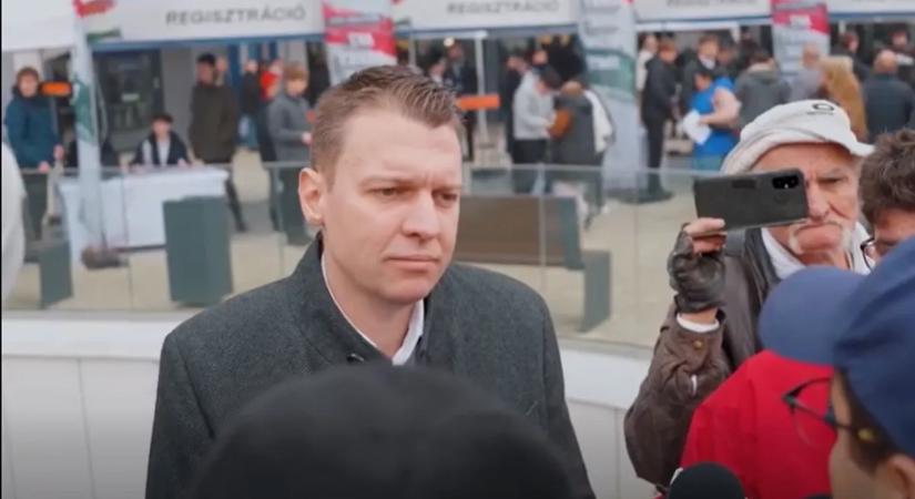 Menczer Tamás nem dobatta ki az újságírókat, mint Magyar Péter