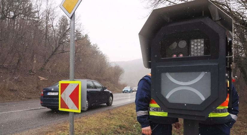 Nem látnak minden gyorshajtót a rendőrök, segítenek nekik – magán traffipaxok jelentek meg az utak mellett