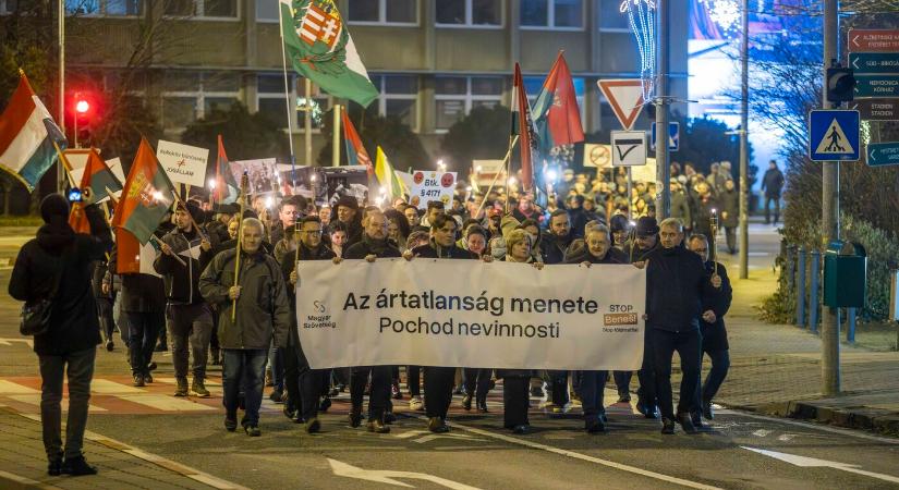 „Egyetlenegy oldal van, a felvidéki magyar oldal” – jelentette ki Gubík a dunaszerdahelyi fáklyás tüntetésen (FOTÓK)