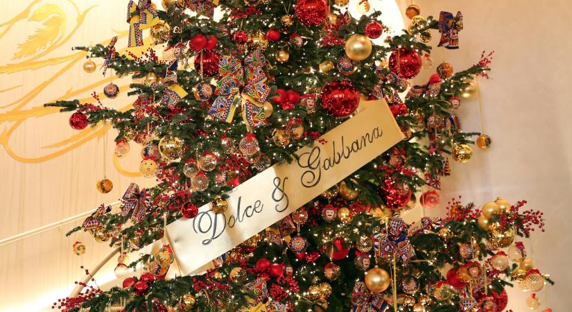 Itt állnak idén a világ legstílusosabb, divatházak tervezte karácsonyfái