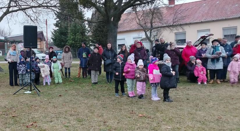 Közösségi ünnepvárás Ajkán (videó)