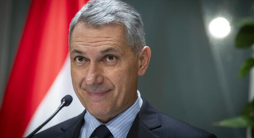 Tüntetnek az útdíjemelés miatt a fuvarosok, Lázár János és Tiborcz István a célkeresztben