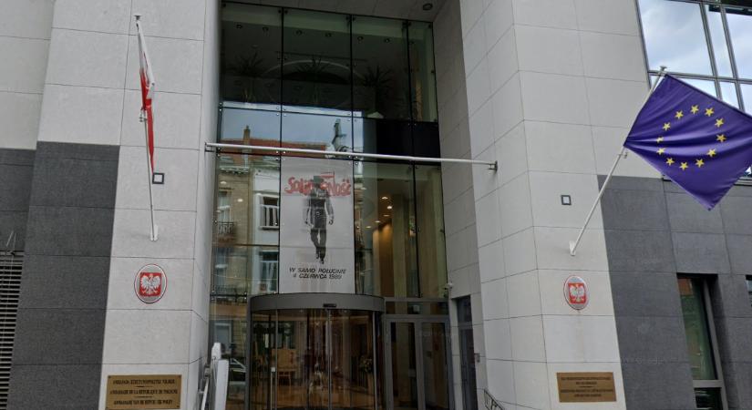 Sértő szlogenekkel rongálták meg a brüsszeli lengyel konzulátust az EU-csúcs alatt