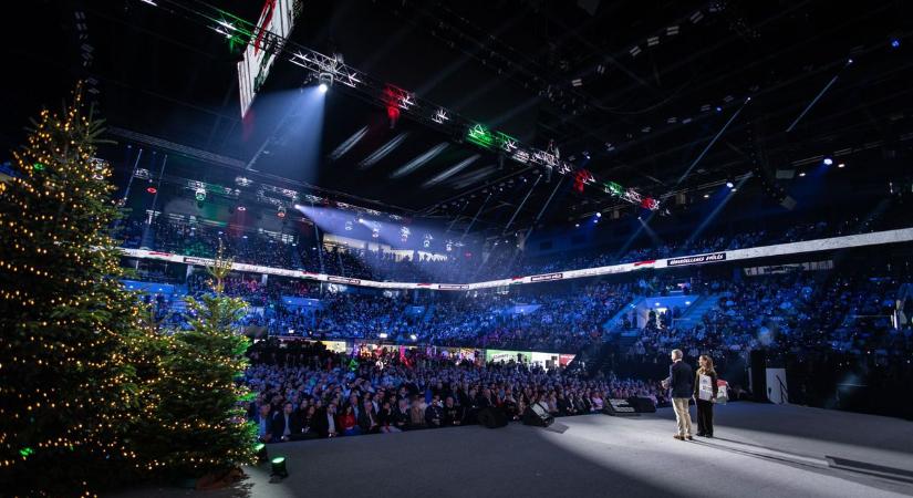 Megtelt a szegedi csarnok, Orbán Viktor szerint sorsdöntő időszak jön