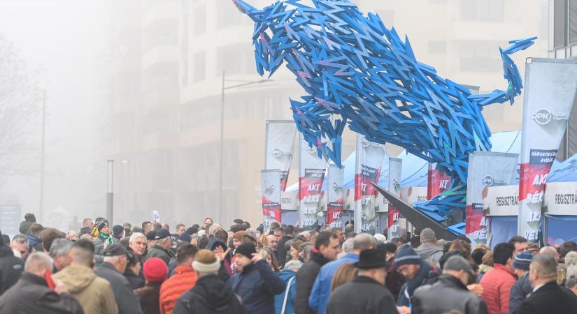Fideszes békeharcos a szegedi DPK-nagygyűlésen: Én sem azért tartok fegyvert, hogy magát lelőjem – Videó!