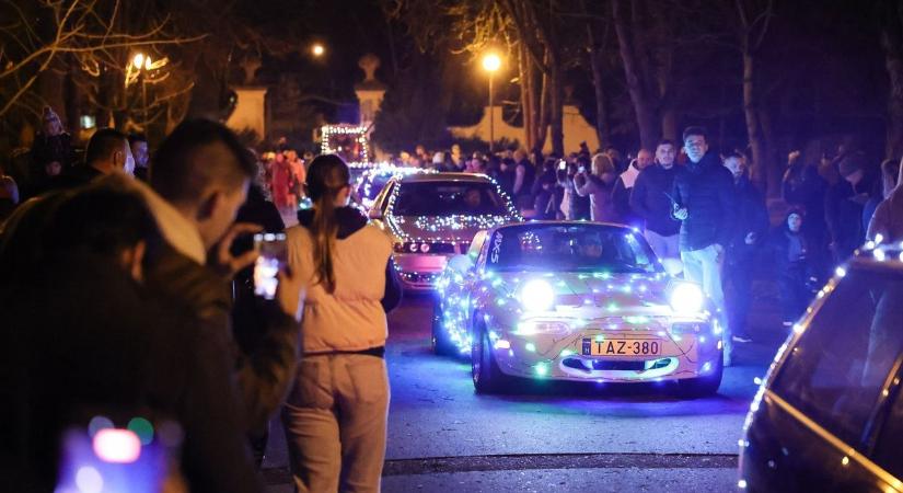 Babakocsit és kukásautót is ünnepi díszbe öltöztettek  fotók és videó