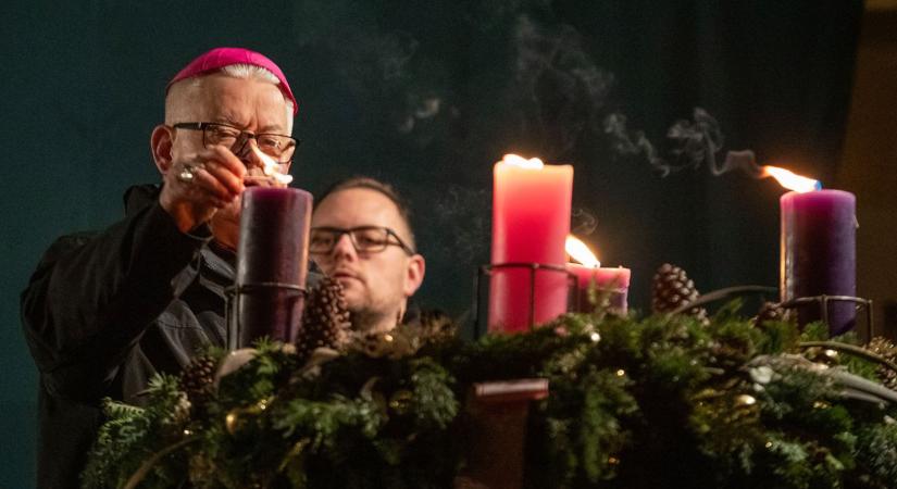 Adventi hangulat a püspökség udvarában: fellobbant a negyedik gyertya (videó, galéria)