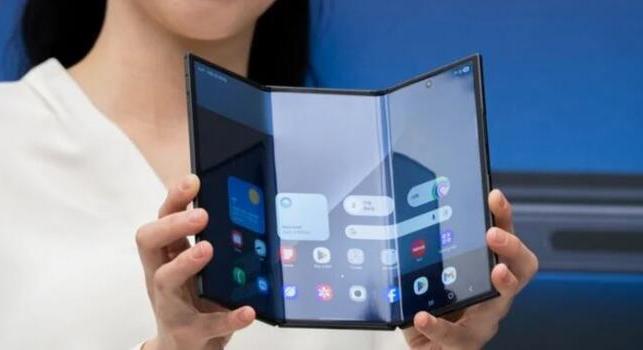 Már megint pillanatok alatt elkapkodták a Samsung háromba hajtható telefonját