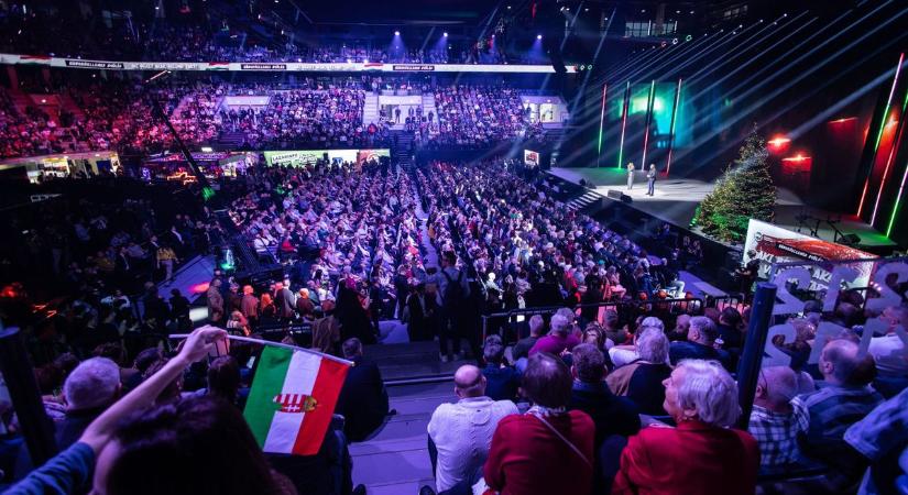 Nem vicc: Magyar Péter képes volt leírni, hogy kétszer annyian voltak a Tisza rendezvényén, mint a háborúellenes gyűlésen