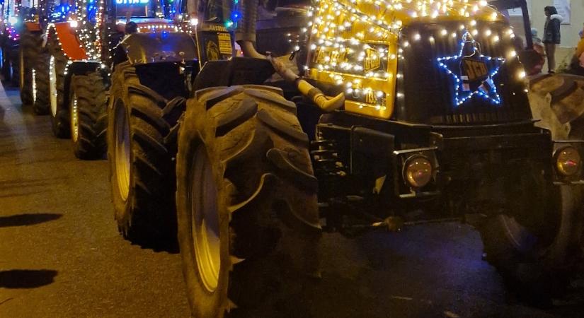 Karácsonyi pompába öltöztetett traktorok szállták meg Nagykőröst