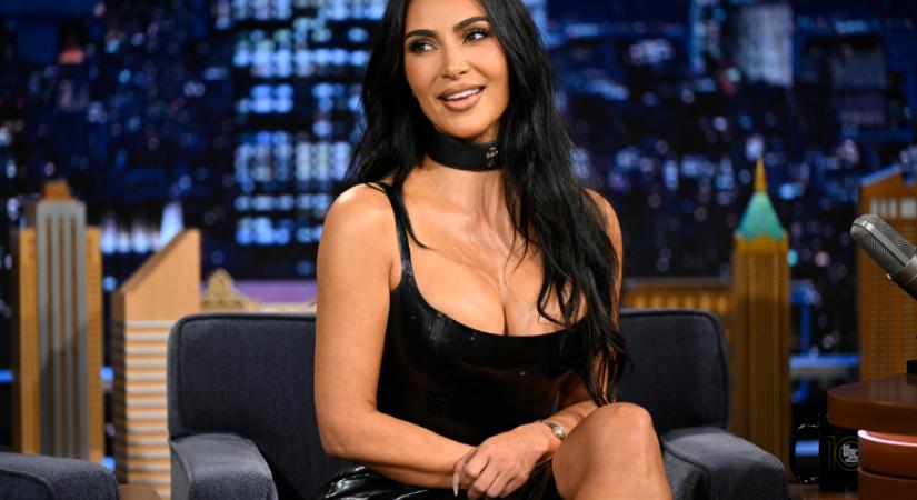 Mint egy igazi ajándék – Kim Kardashian újabb karácsonyi partiban tündökölt