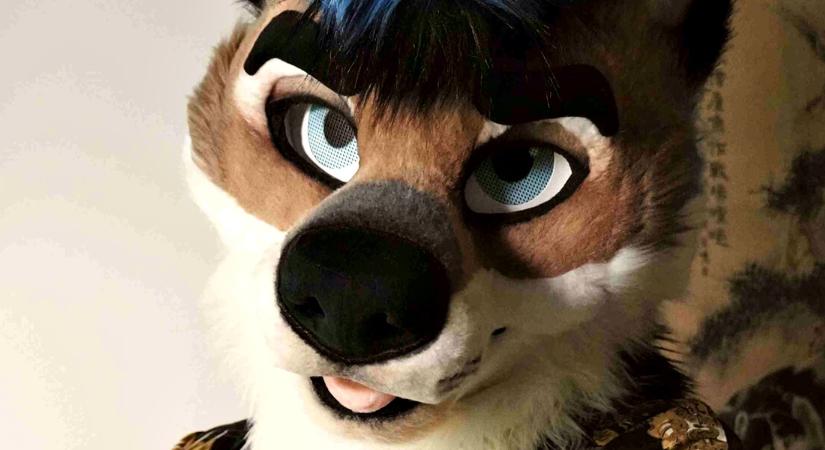 Kanye West nyomdokain: kiderült, ki az a rejtélyes művész, aki VR-szemüvegen át hódítja meg a világot