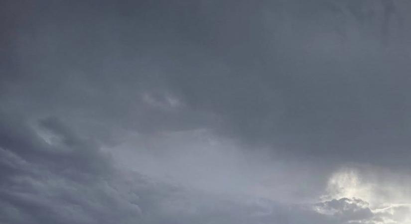 Erős széllökésekre figyelmezetnek Sopron és a Bakony térségében