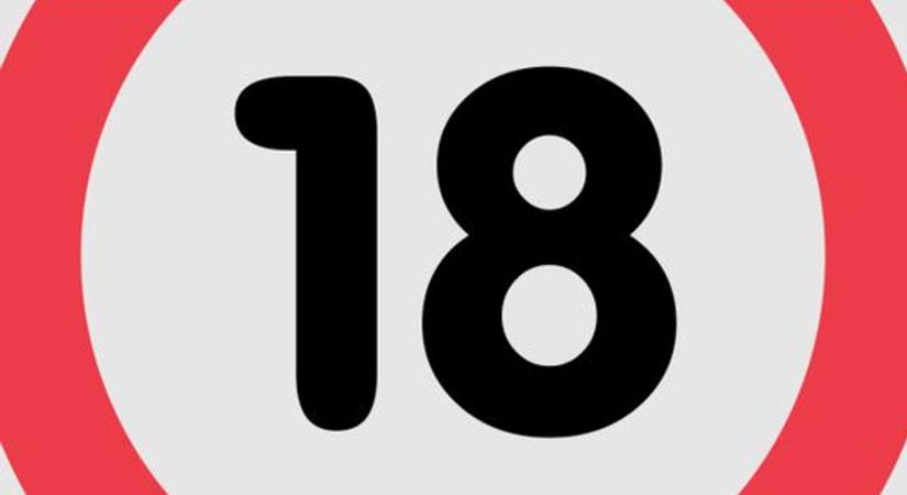 Felemelte a kezét, kibuggyant a szőke üzletasszony melle - fotó