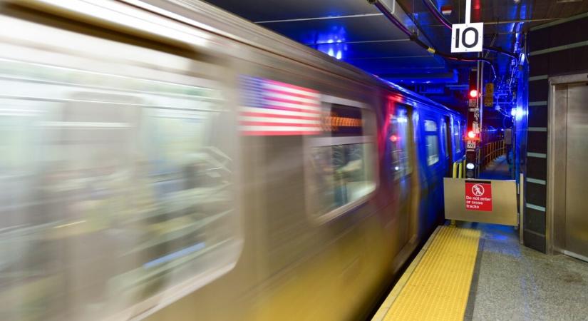Leszúrtak hátulról egy 23 éves férfit, miközben a metróra várakozott