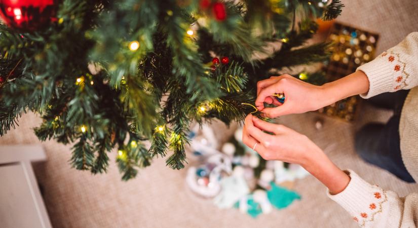 Akár februárig is szép maradhat a karácsonyfád – mindössze két konyhai hozzávaló kell hozzá