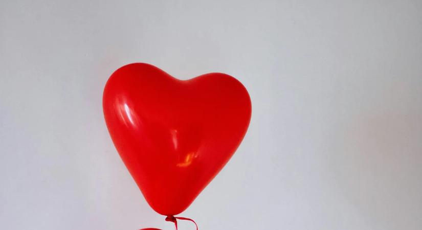 Itt az új sztárpár: Óriásmellű kebelcsodába szerelmes a válogatott focista