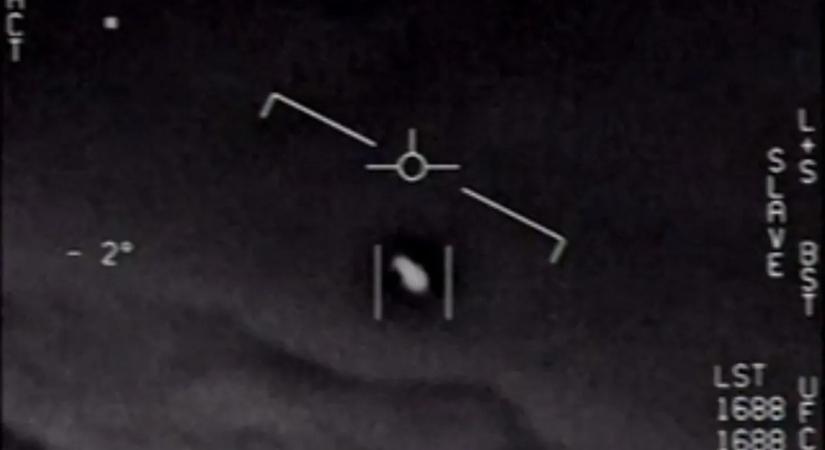 Egy azonosítatlan ezüst henger követte a repülőt – élő adásban rögzítették a döbbenetes esetet