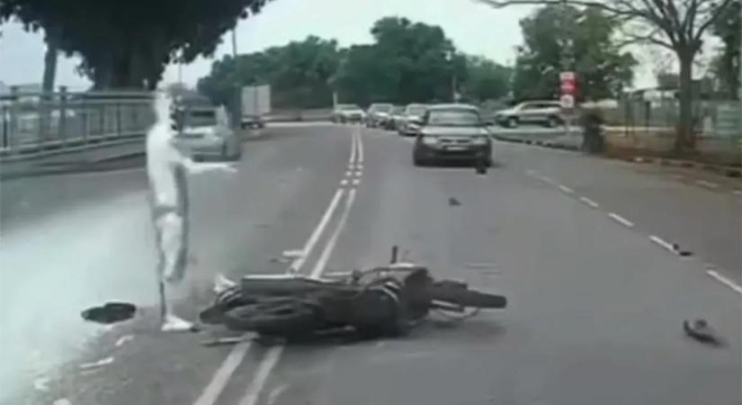 Teherautó elé hajtott, azonnal szellemmé változott a robogós