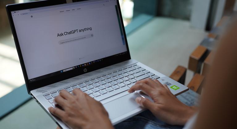 Megszólalt a botrányt kavart szerző, akinek regényét részben a ChatGPT írta