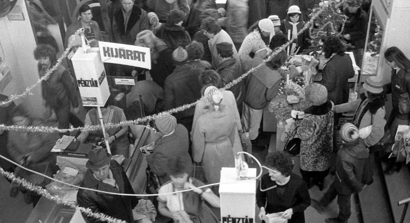 Negyven évvel ezelőtt is óriási karácsonyi roham volt a boltokban (GALÉRIA)