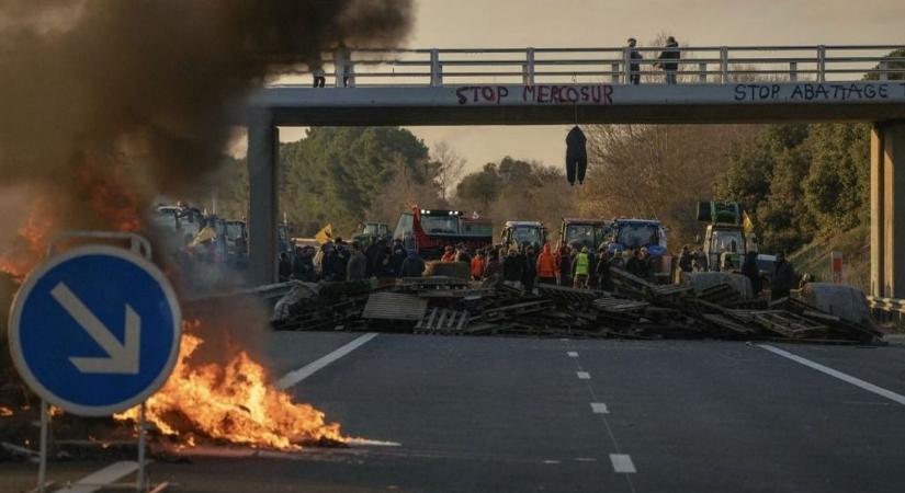 Fellázadtak a gazdák az unió legnagyobb tagállamában, blokád és trágya az autópályákon, koporsó az elnöknek: már könyörög nekik a kormány – videó