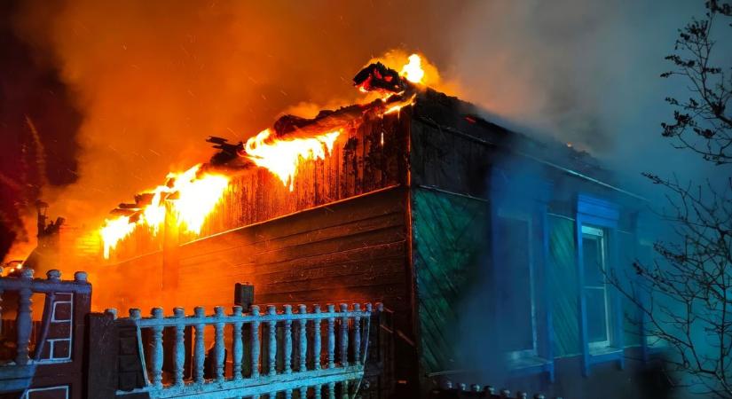 Drámai éjszaka: szinte porig égett egy faház Tiszafüreden, a helyszínre mentő is érkezett