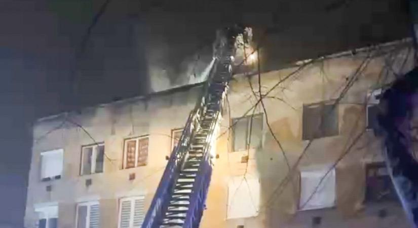 Kigyulladt egy többemeletes ház Szombathelyen, kiürítették az épületet - fotók