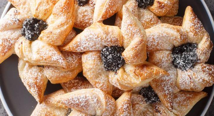 Karácsonyi csillagok szilvalekvárral: roppanós leveles tésztából készül