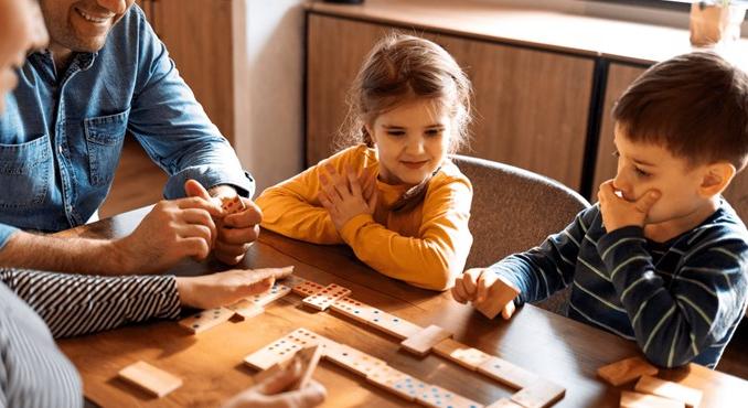 Kooperatív vagy csipkelődős – ünnepi társasjáték-ajánló minden korosztálynak
