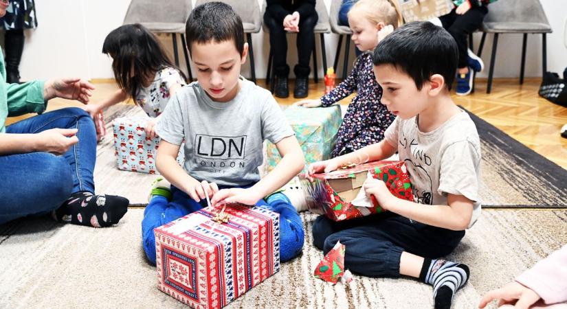 A boldog gyermekarcok önfeledten bontogatták az ajándékokkal teli dobozokat – galériával
