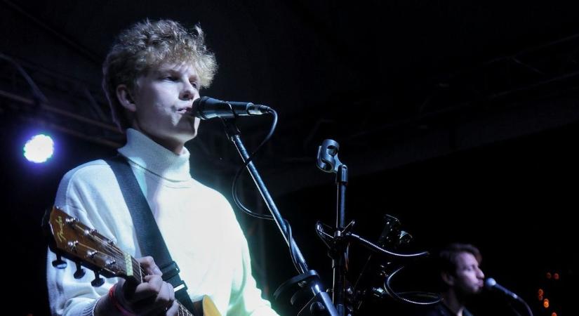 Videón mutatjuk, hogy kit látogatott meg Tatán a népszerű dán zenész