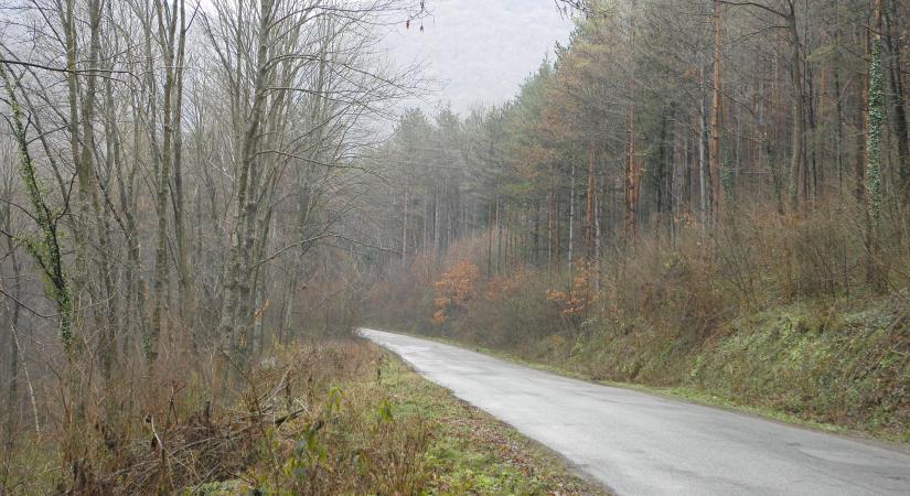 Borult, párás idő marad, helyenként köddel és szitálással