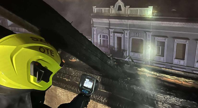 Újabb fotókon a hajnalban kigyulladt szombathelyi társasház oltása