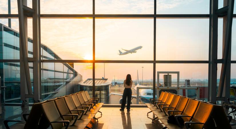 Változás a reptereken: aki nem utazik, az is átmehet a biztonsági kapun