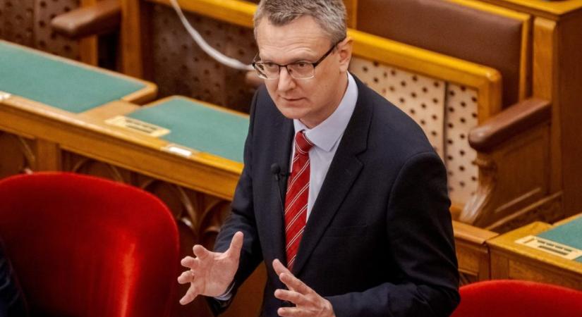 A betiltott Bors terjesztésére buzdít Rétvári Bence