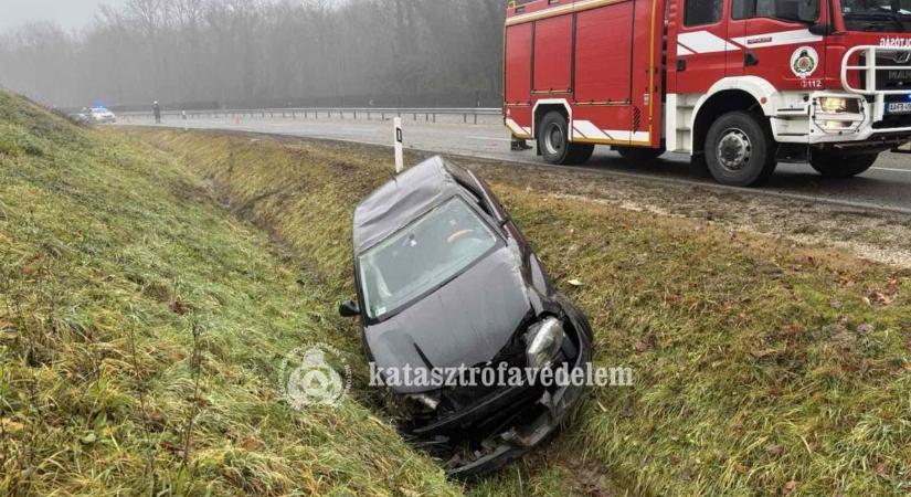 Az a fránya sebesség! Az árok állította meg az autót a 76-oson